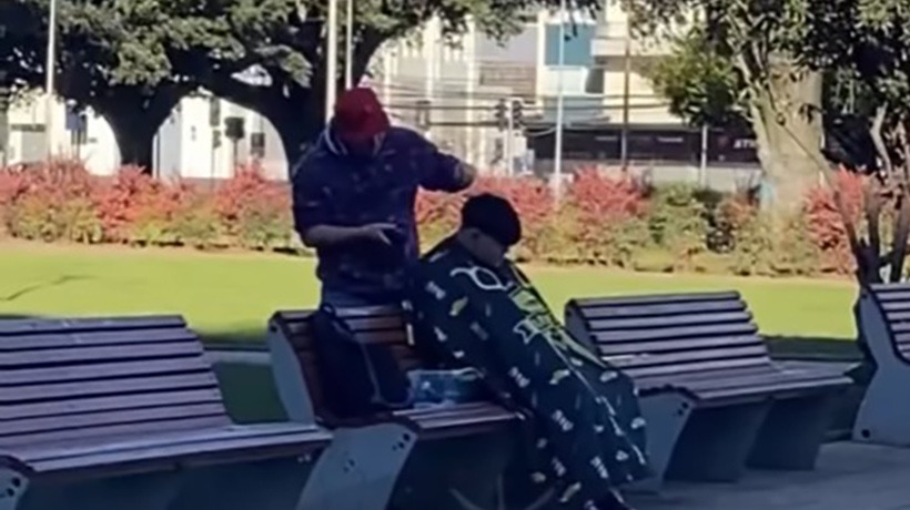 Video de un corte de pelo en la plaza de Armas de Osorno desata cuestionamientos y advierten mal uso del espacio