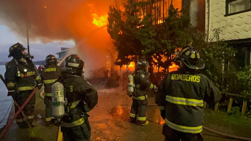 Una veintena de damnificados fue el resultado de un incendio en Castro Una veintena de damnificados fue el resultado de un incendio en Castro
