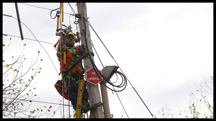 Empresas evalúan reposición de suministro eléctrico en la RM: Hoy no volverá en su totalidad Empresas evalúan reposición de suministro eléctrico en la RM: Hoy no volverá en su totalidad