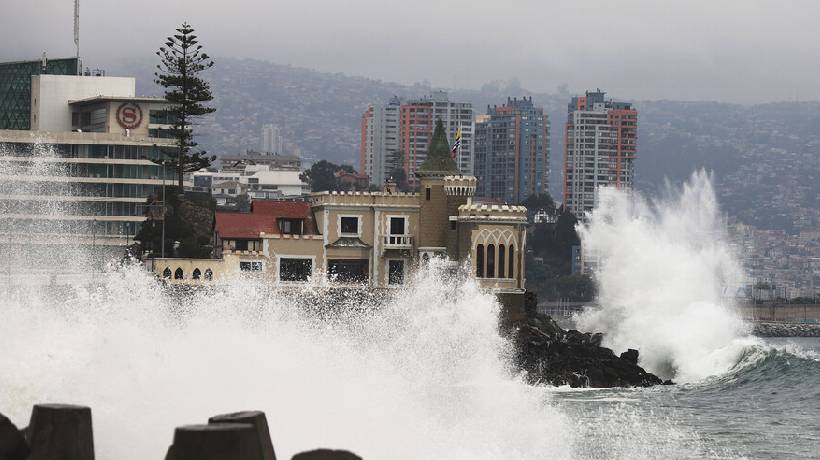 Continúa la búsqueda de niña arrastrada por las olas en Viña del Mar