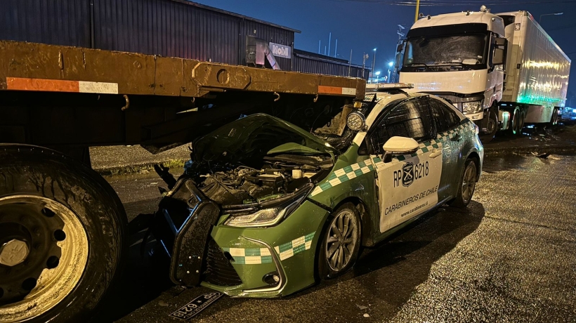 Dos carabineros resultaron lesionados tras colisión con un auto y un acoplado en Puerto Montt
