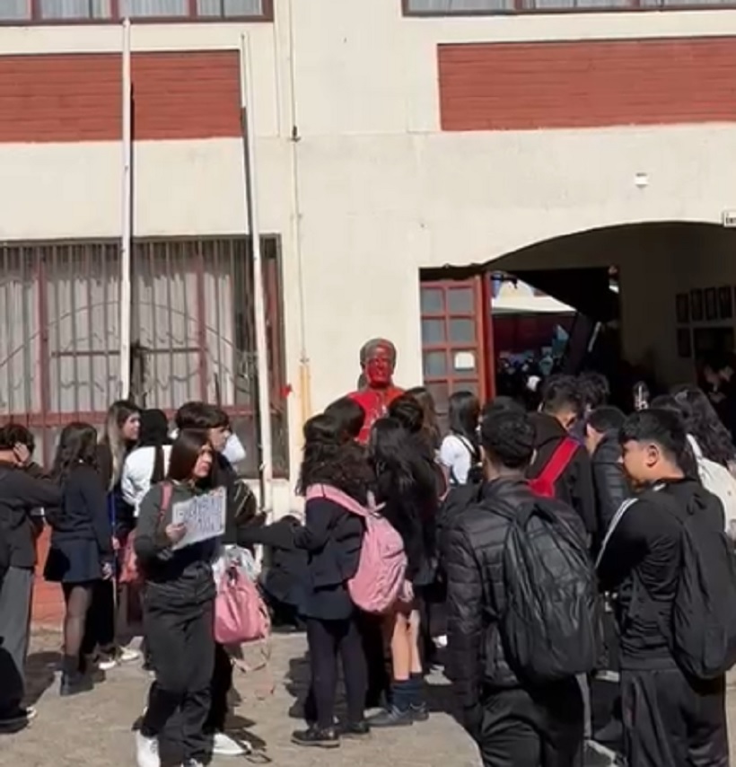 Estudiantes realizaron ‘toma’ por denuncia de acoso contra inspector en Copiapó Estudiantes realizaron ‘toma’ por denuncia de acoso contra inspector en Copiapó