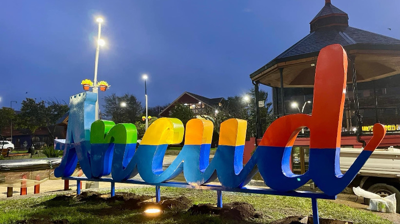 Instalan nuevo letrero volumétrico en la plaza de Armas de Ancud