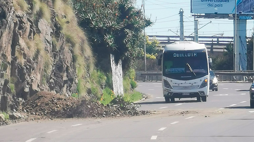 Deslizamiento de tierra provocó congestión en Av. España en dirección a Viña del Mar