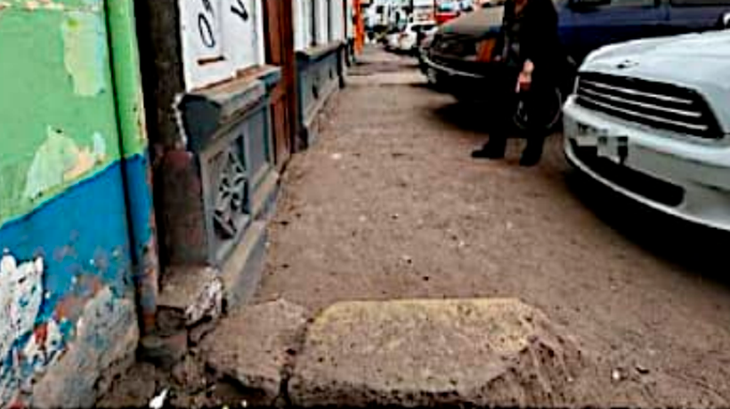 Vecinos del sector Plaza Brasil en Iquique alertan peligro por el mal estado de las veredas Vecinos del sector Plaza Brasil en Iquique alertan peligro por el mal estado de las veredas