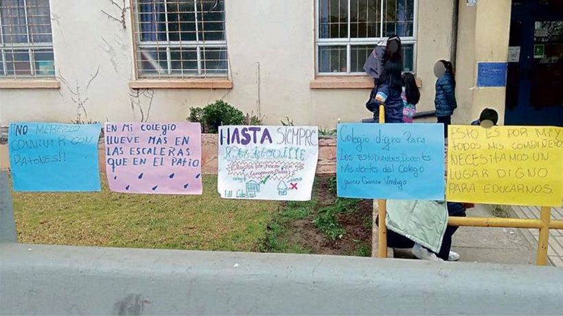 Apoderados del Instituto Javiera Carrera protestaron por la plaga de ratones Apoderados del Instituto Javiera Carrera protestaron por la plaga de ratones
