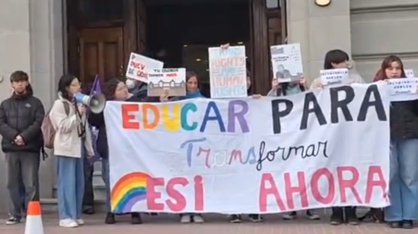 Estudiantes de la PUCV protestan por controversiales comentarios de profesor