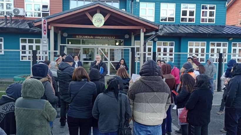 Protestan en la escuela rural de Río Puelo en Cochamó por denuncias de agresiones a alumnos Protestan en la escuela rural de Río Puelo en Cochamó por denuncias de agresiones a alumnos