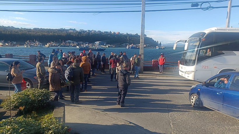 Vecinos de isla Puluqui se tomaron el pedraplén de Calbuco por suspensión de barcaza