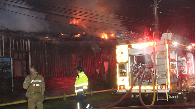[VIDEO] Tragedia en Nueva Imperial: violento incendio en viviendas deja dos fallecidos
