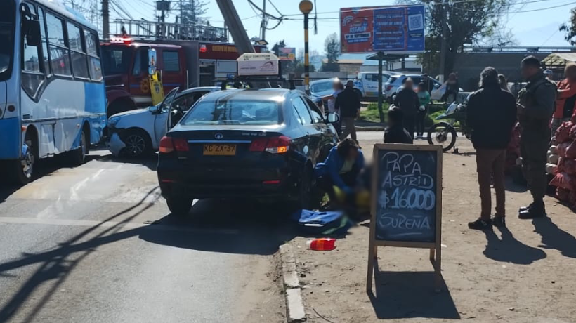 Cinco lesionados dejó colisión vehicular con atropello en Quillota