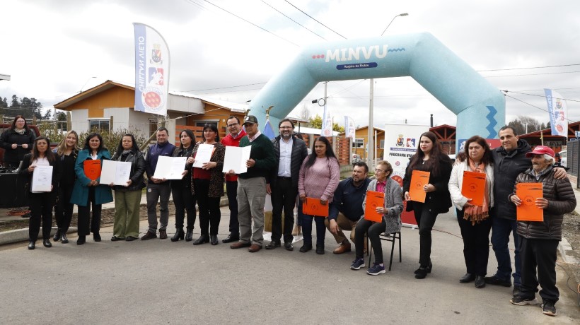 Chillán Viejo: Familias de Villa Los Aromos reciben las escrituras de sus viviendas