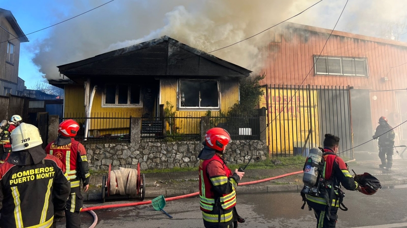 [FOTOS] Fuego arrasó con casa en Puerto Montt y se propagó a dos locales comerciales