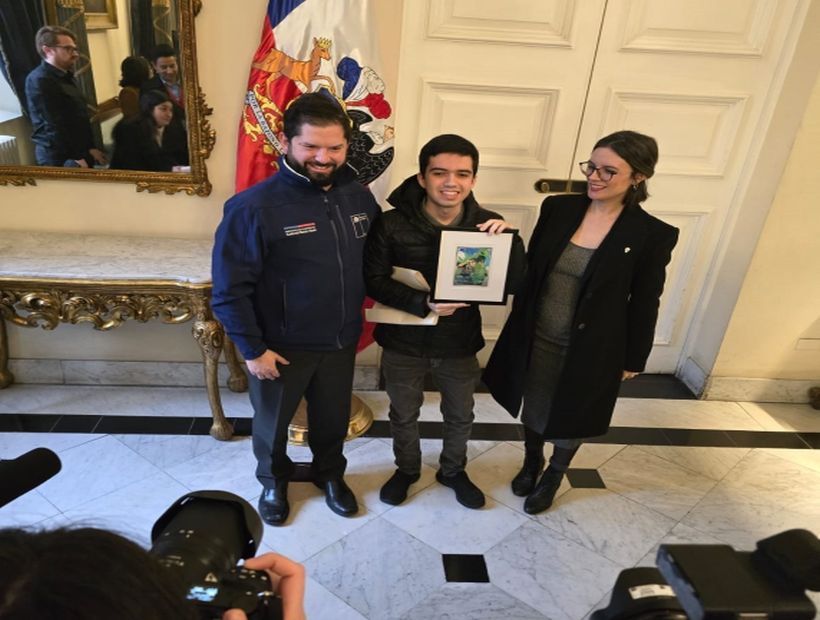 Presidente Boric recibió al iquiqueño ganador del Campeonato Mundial de Cartas Pokémon
