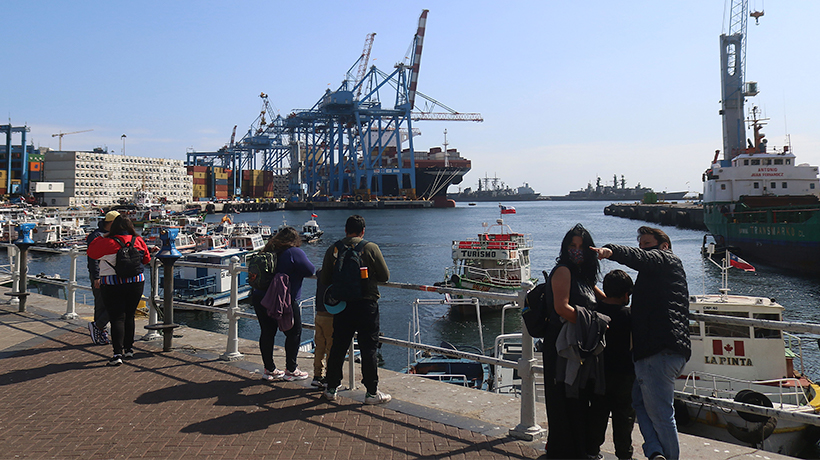 Hombre falleció luego de lanzarse al mar esta madrugada en Valparaíso Hombre falleció luego de lanzarse al mar esta madrugada en Valparaíso