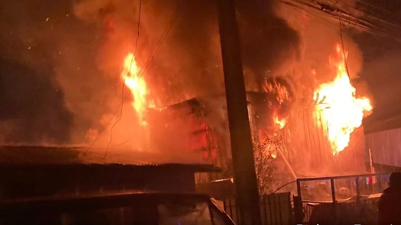 Incendio destruyó casa en Puerto Montt y Bomberos evitó propagación