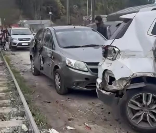 Lota: tren de carga impacta a vehículos estacionados al costado de la vía férrea