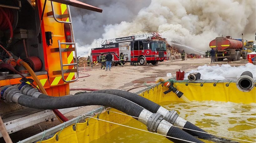 Persisten focos en gigantesco incendio en el sector industrial La Negra de Antofagasta