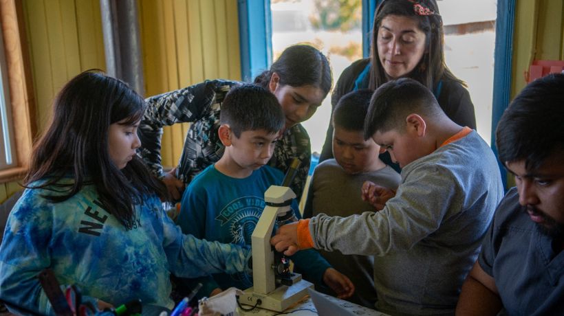 Con panel solar dotan de electricidad a la escuela rural Blanchard de Quellón