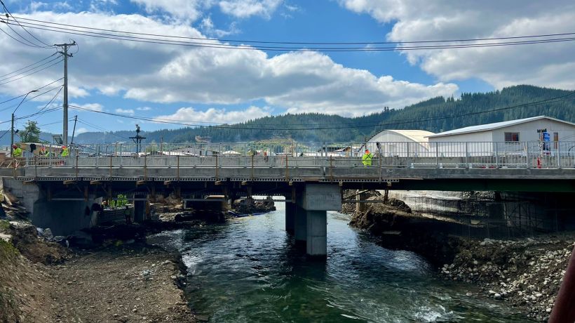 Habilitan paso peatonal del puente Prat de Curanilahue