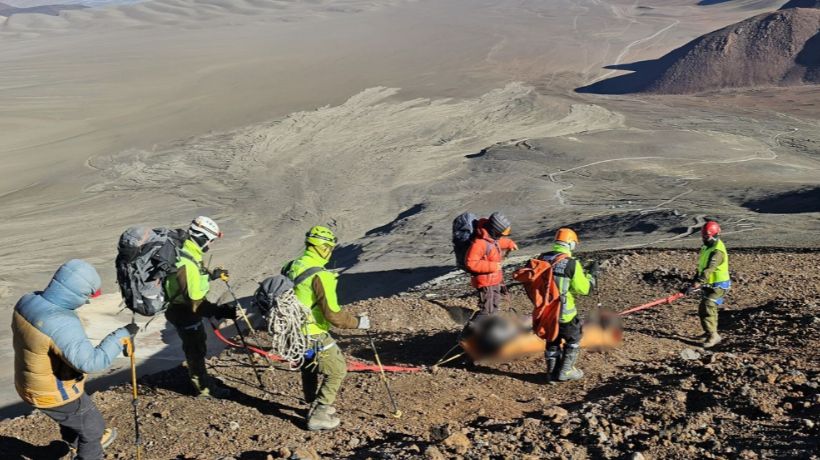 Recuperan cuerpo de turista alemán que falleció durante ascenso al volcán Láscar Recuperan cuerpo de turista alemán que falleció durante ascenso al volcán Láscar