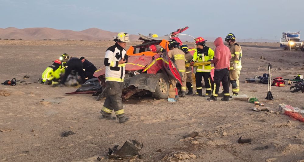 Dos heridos graves dejó volcamiento de camioneta al sur de Pozo Almonte