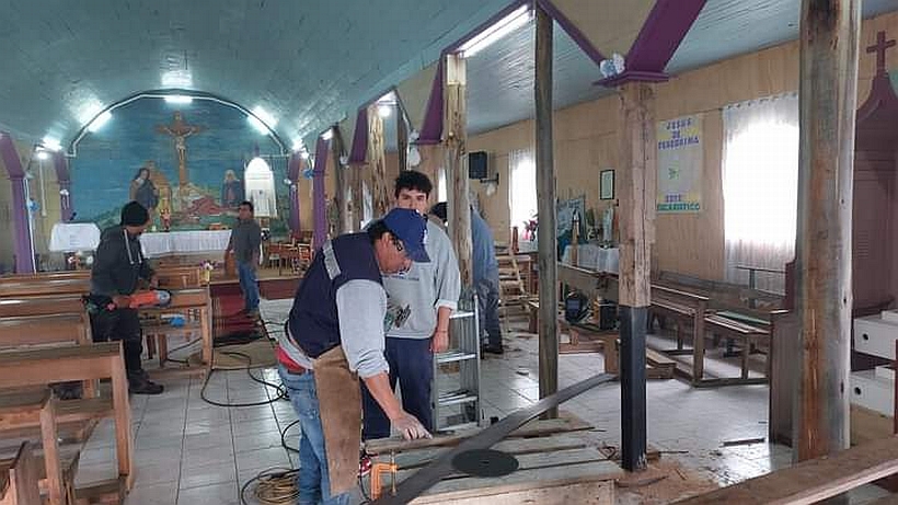 Comunidad de Lliuco en Quemchi desarrolla minga para salvar su parroquia