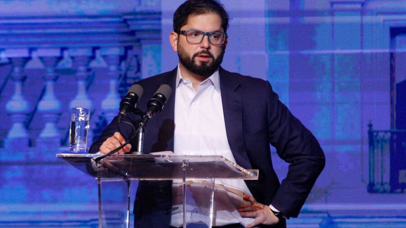Ministra Jara confirma que Boric se quedó con gabardina de Emmanuel subastada en Teletón