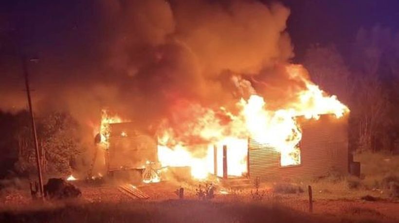 Llamas envolvieron casa en incendio en sector Avellanal de Calbuco