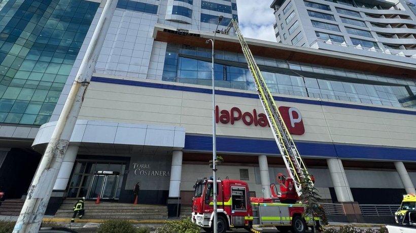 Rescataron a hombre que cayó desde una de las torres del mall Costanera de Puerto Montt