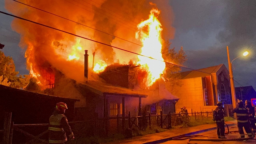 Incendio en Castro deja tres bomberos heridos y damnificados