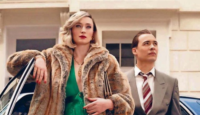 Sophie Turner roba joyas, estilo y corazones como la icónica Joan Hannington en la serie "Joan"