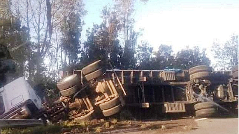 Accidente en Chonchi: Camión de harina vuelca y causa caos