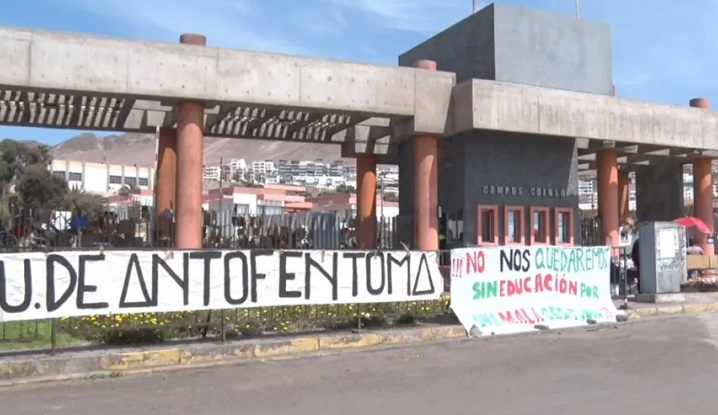 Ceremonias de titulación en la UA: Estudiantes movilizados prohíben ingreso del rector a actos