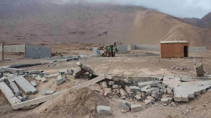 Despliegan operativo y desalojan viviendas en toma Paso La Mula de Alto Hospicio Despliegan operativo y desalojan viviendas en toma Paso La Mula de Alto Hospicio