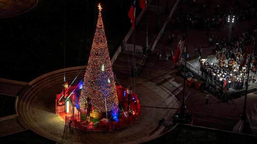 BancoEstado enciende la Navidad con un árbol de 30 mil luces en el corazón de Santiago