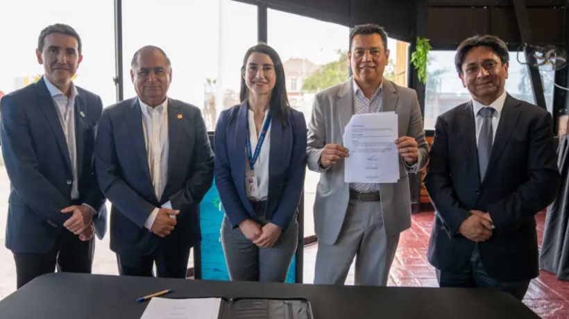 Mejillones sella histórico acuerdo para la reutilización de aguas servidas en la producción de amoníaco verde