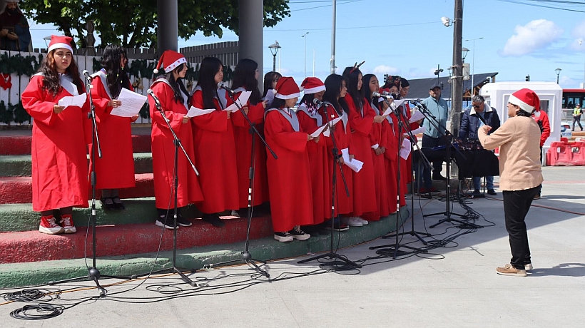 Coros escolares entonaron villancicos en la plaza de Puerto Montt