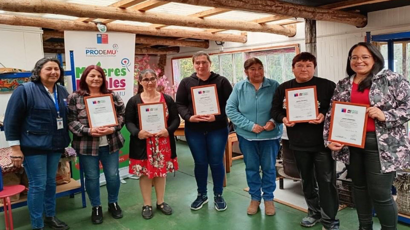 Realizan ceremonia de certificación para el grupo &quot;Tejiendo con Guiñe&quot; en Colegual