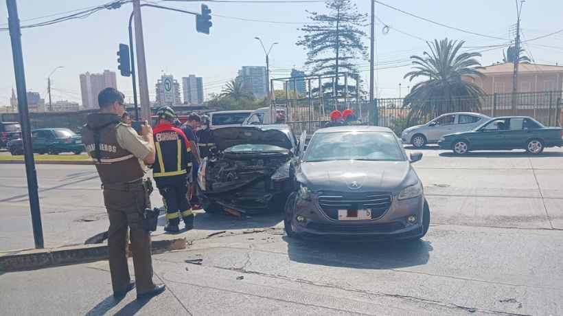 Cuatro lesionados tras colisión vehicular en el sector centro de Antofagasta