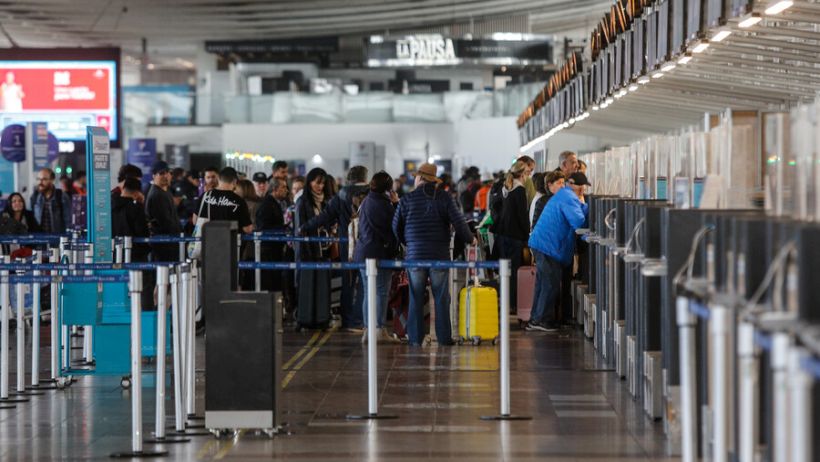 Tráfico en aeropuerto de Santiago alcanza su mayor tráfico histórico, pese a su desaceleración en el flujo