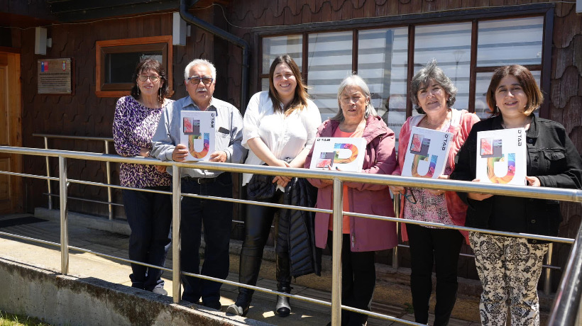 Profesores jubilados de Curaco de Vélez apoyan a estudiantes con tablets