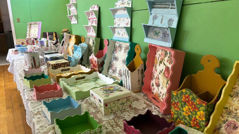 Adultos mayores de Castro destacan en taller de decoupage