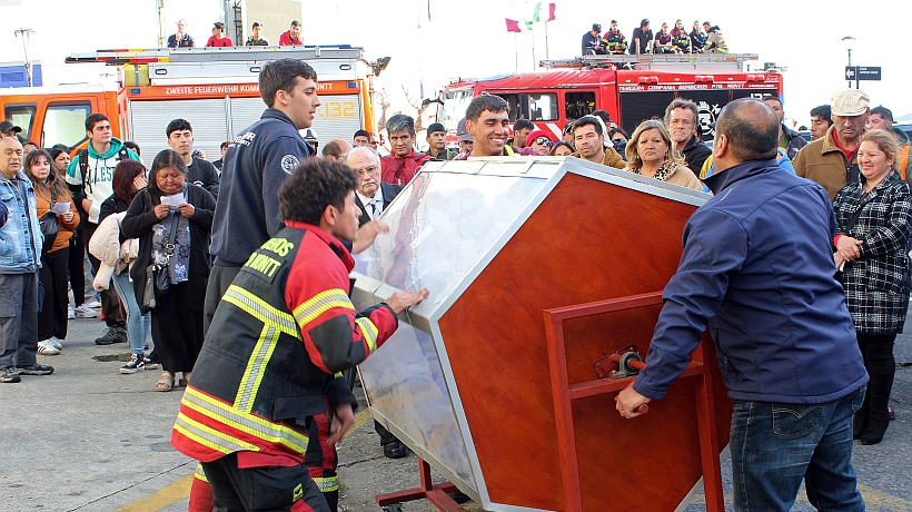 Niños ganaron los dos automóviles de la Rifa Gigante del Cuerpo de Bomberos