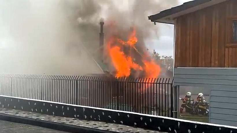 Incendio destruyó casa de dos pisos en población Bellavista de Puerto Montt Incendio destruyó casa de dos pisos en población Bellavista de Puerto Montt