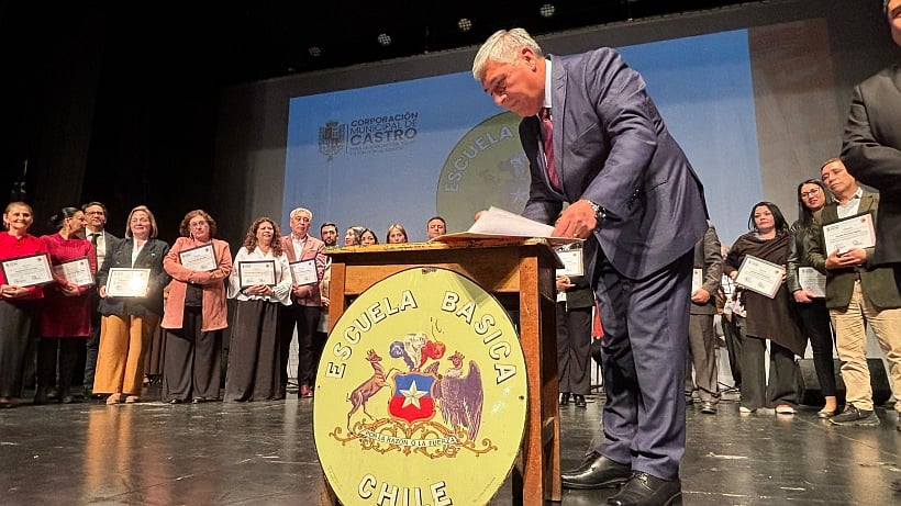 Castro honra a educadores en despedida municipal