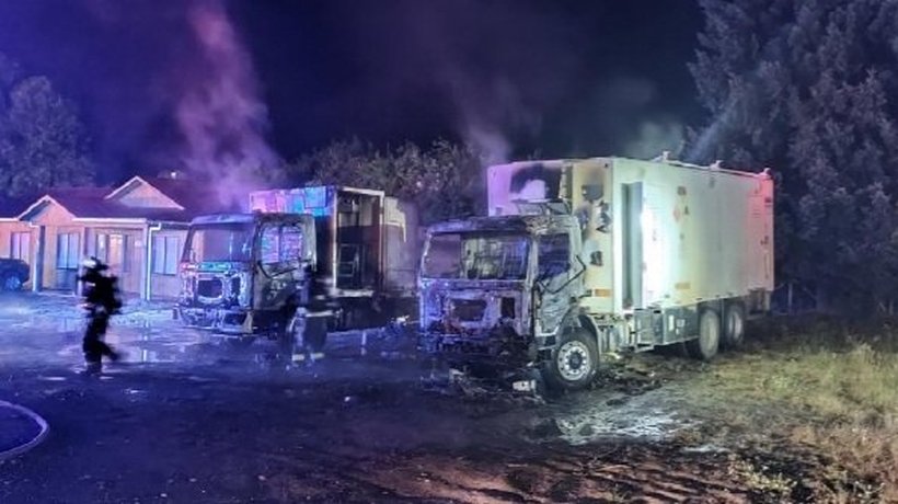 Ataque incendiario en Los Álamos dejó cuatro camiones y una camioneta destruidas: en el lugar se encontró un lienzo reivindicatorio