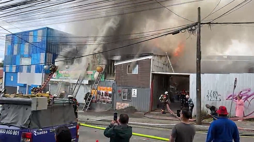 Menor de edad murió en violento incendio en local de estufas a pellets de Puerto Montt
