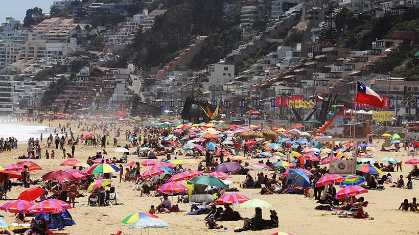 [FOTOS] Aún con marejadas: veraneantes disfrutan de las playas de la Región de Valparaíso