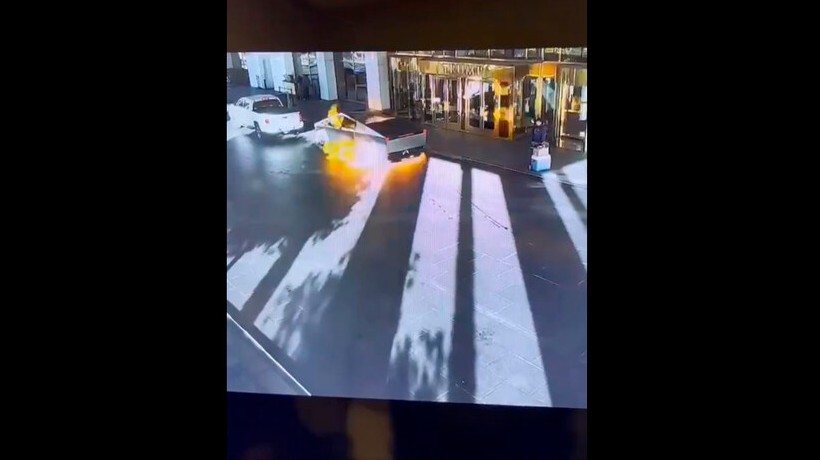 [VIDEO] Investigan como posible acto terrorista la explosión de un vehículo Tesla frente al "Trump Hotel"